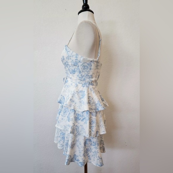 ANTHROPOLOGIE • White Linen Blue
Floral Toile Granny Cottage sz Med - Picture 2 of 8